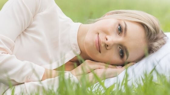 femme_avec_oreiller_dans_l_herbe